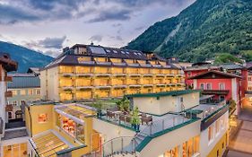 Hotel Norica - Thermenhotels Gastein mit dem Bademantel direkt in die Therme