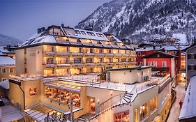 Hotel Norica - Thermenhotels Gastein mit dem Bademantel direkt in die Therme